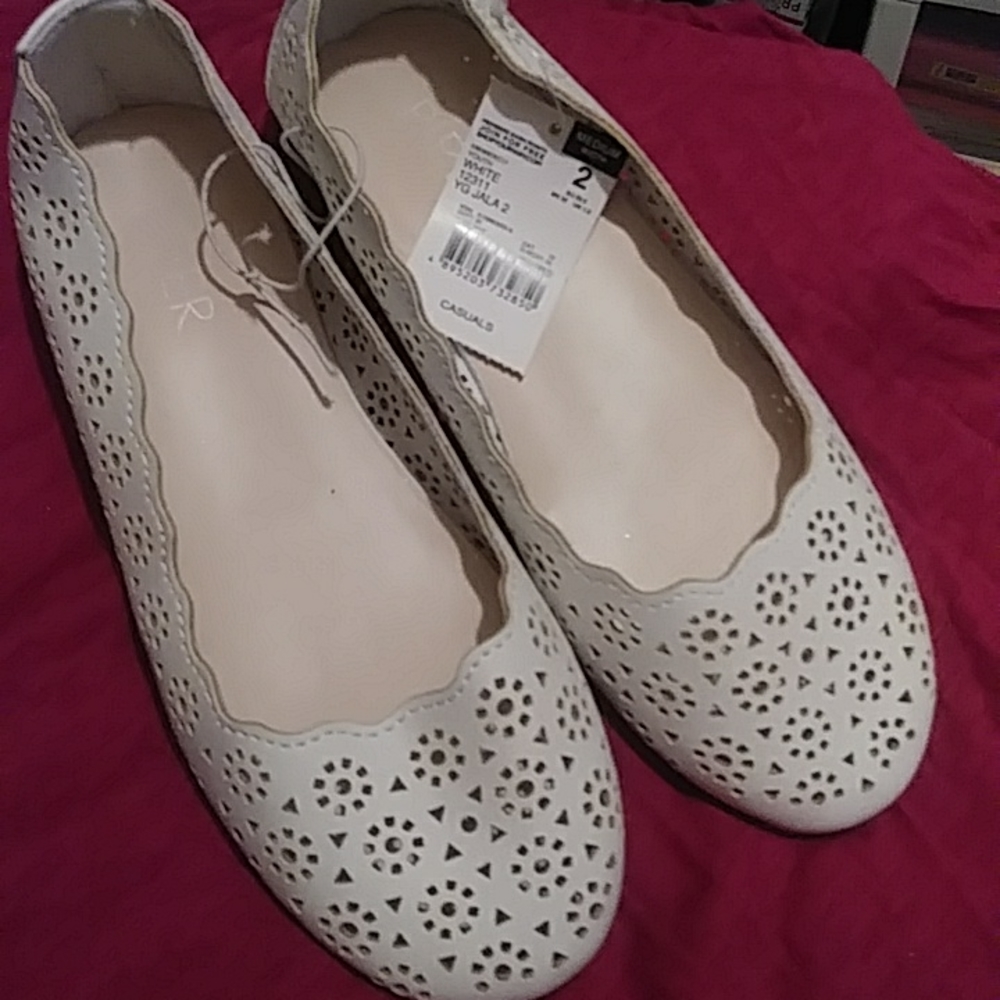 NEW Girls' size 1  "Jala 2" Cut-Out Flats by Piper. White.  Church, Party, Dress